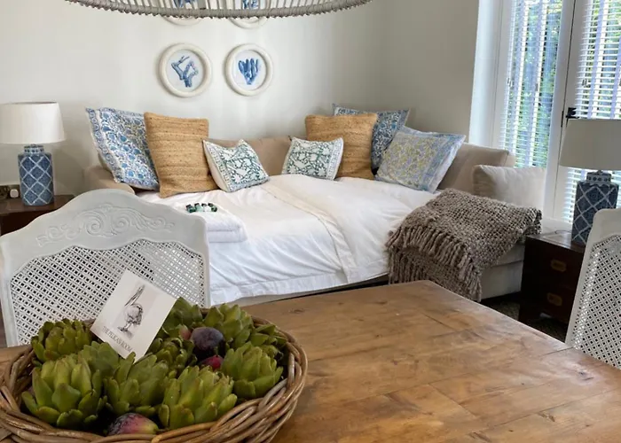 The Pelican Room-Converted Cart Lodge Near Airport