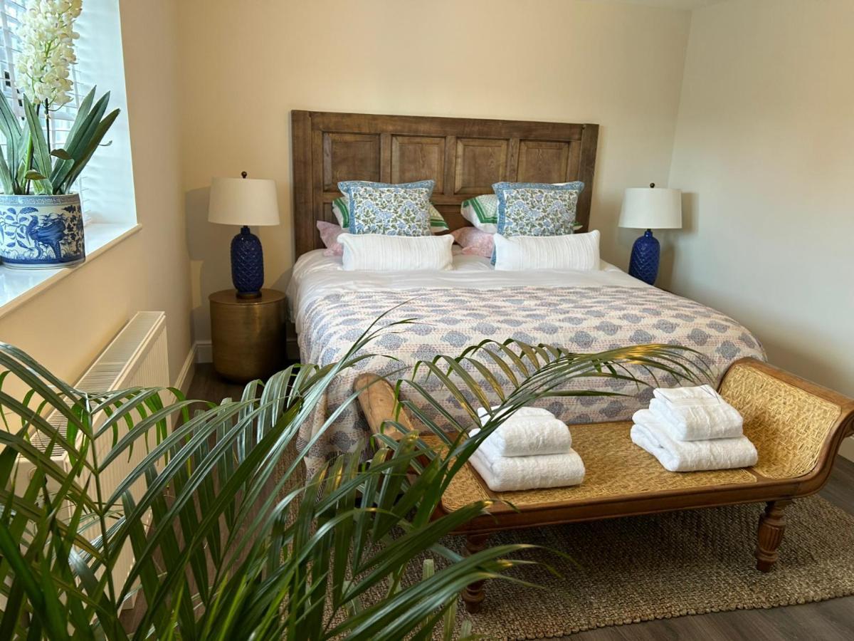 The Pelican Room-converted Cart Near Airport Apartment